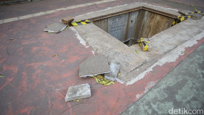 Nah Loh! Tutup  Gorong-goong Trotoar Menteng Pulo Dicuri
