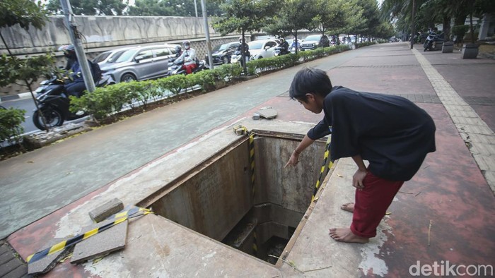 Nah Loh! Tutup  Gorong-goong Trotoar Menteng Pulo Dicuri