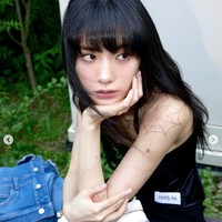 Tahun ini, Nana After School mencuri atensi dengan penampilannya sebagai hostess cantik dalam drama Korea Netflix, Mask Girl. Aktingnya pun membuat penonton bergidik setelah ditampilkan membunuh orang-orang yang tidak disenanginya di jeruji penjara. Foto: dok. Netflix