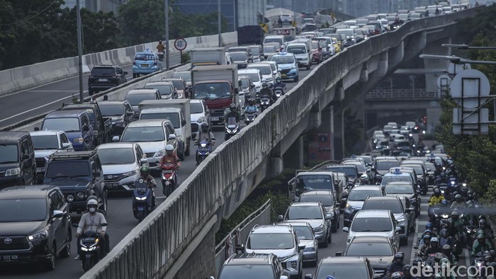 Pemotor melintas di Jalan Layang Non Tol (JLNT) Casablanca, Jakarta, Jumat (25/8/2023).