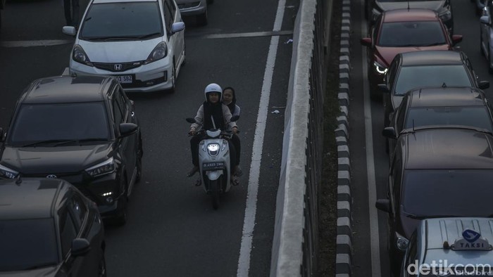 Pemotor melintas di Jalan Layang Non Tol (JLNT) Casablanca, Jakarta, Jumat (25/8/2023).