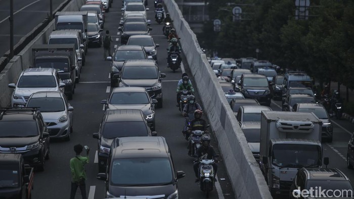 Nggak Kapok-Kapok Pemotor Terobos JLNT Kasablanka Pemotor melintas di Jalan Layang Non Tol (JLNT) Casablanca, Jakarta, Jumat (25/8/2023).