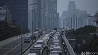 Meski telah diberi rambu larangan dan tindakan tegas berupa penilangan namun aksi terobos JLNT ini terus dilakukan.  