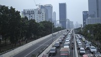Jalan layang tersebut kerap diterobos pemotor untuk mempercepat jarak tempuh.  