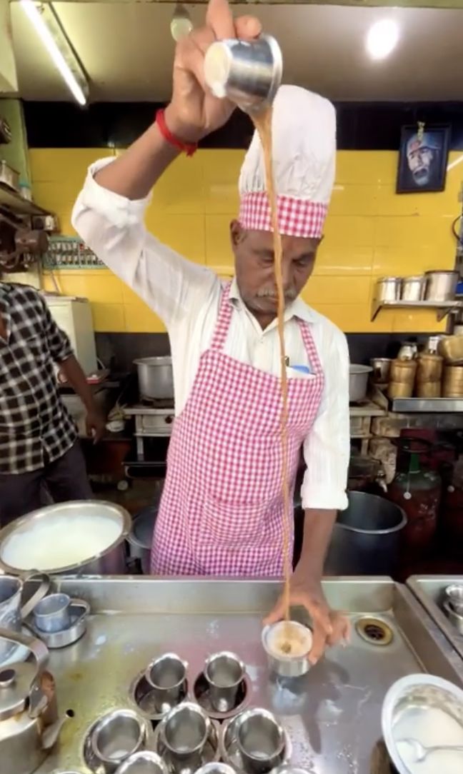 Nyentrik! Penjual Kopi Filter Ini Punya Atraksi dalam Meracik Menunya