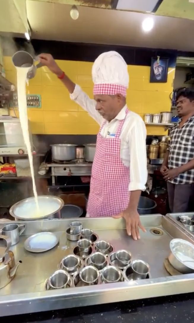 Nyentrik! Penjual Kopi Filter Ini Punya Atraksi dalam Meracik Menunya