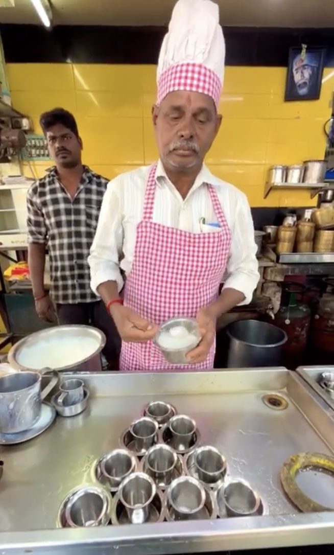 Nyentrik! Penjual Kopi Filter Ini Punya Atraksi dalam Meracik Menunya