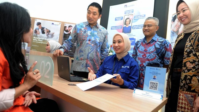Direktur PT AXA Mandiri Financial Services (AXA Mandiri) Rudi Nugraha (2 kiri) bersama Chief Operations Officer AXA Mandiri, Slamet Riyoso (2 kanan) dan Regional Sales Head VI AXA Mandiri, Wahyu Sri Wardani (kanan) menyambut dan melayani nasabah disela peresmian operasional Customer Care Centre AXA Mandiri di Bandung, Jawa barat, Jumat (25/8/2023). Selain meresmikan operasional Customer Care Centre dan kantor regional baru di Bandung guna meningkatkan layanan dan kenyamanan kepada nasabah, pada kesempatan yang sama AXA Mandiri menyerahkan secara simbolis manfaat Asuransi Mandiri Perlindungan Sejahtera - Solusi Perlindungan Kesehatan sebesar Rp1 miliar lebih kepada Dana Sudjana (tengah) ahli waris dari nasabah Etty Harliaty yang merupakan nasabah AXA Mandiri sejak tahun 2019.