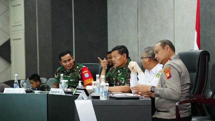 Panglima TNI Laksamana Yudo Margono saat memimpin rapat koordinasi penanggulangan kebakaran hutan dan lahan (Karhutla) di Provinsi Kalimantan Barat tahun 2023 bersama Gubernur Kalbar Sutarmadji di Kantor Gubernur Kalbar (dok. Ist)