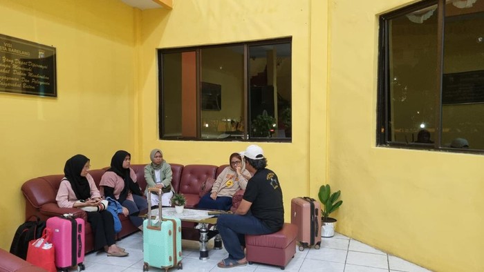 Para Calon PMI ilegal saat diamankan di Polsek Batam Kota. (Dok Polsek Batam Kota)