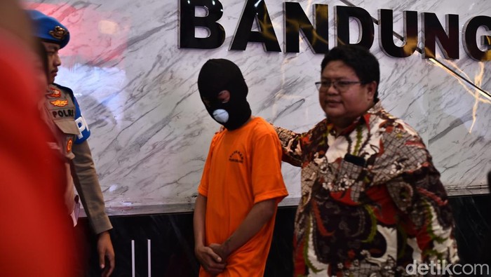 Pelaku pemalakan toko kelontong di Bandung saat dipamerkan di Mapolresta Bandung.