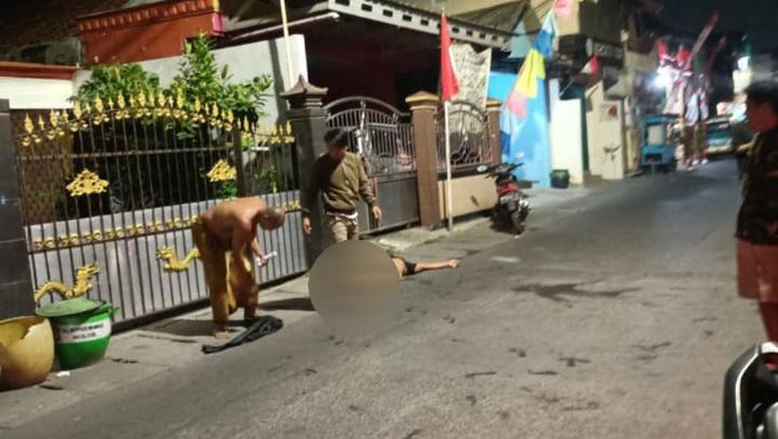 Pelaku usai dimassa warga saat kepergok membobol warung di Surabaya