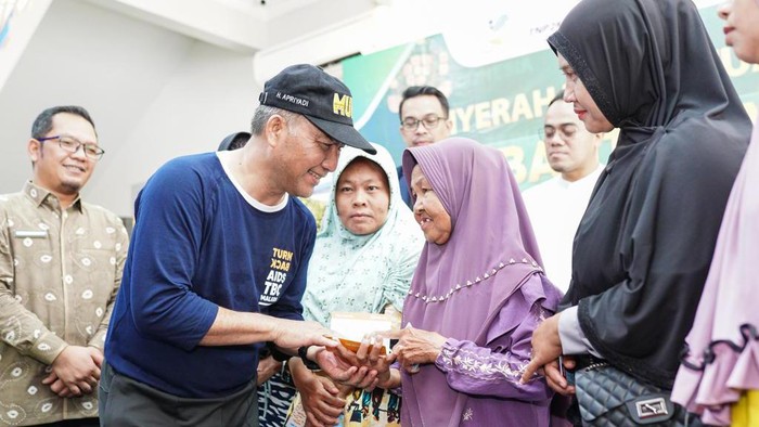 Pj Bupati Musi Banyuasin (Muba) Apriyadi Mahmud saat memberikan bantuan UMAK