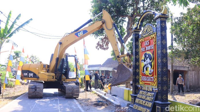 Pembongkaran tugu perguruan silat di Madiun.