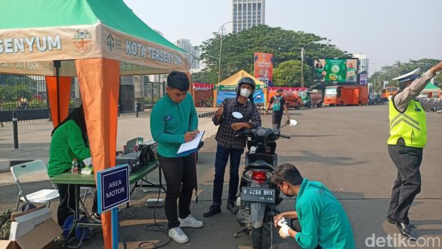 Pemprov DKI Jakarta bersama Polda Metro Jaya mulai menerapkan uji coba tilang uji emisi. Kendaraan yang belum lolos uji emisi belum ditilang dan hanya ditegur. (Mulia Budi/detikcom)