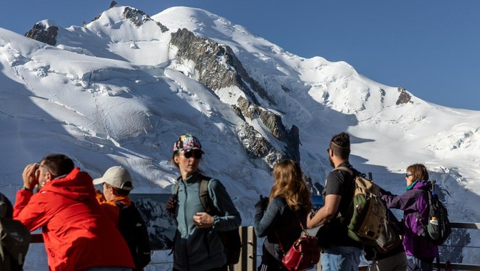 Pendakian Gunung Mont Blanc Prancis Terancam Gelombang Panas Alpinists Mat Cooper and Daniel Trevena start a tour to Les Cosmiques from the Aiguille du Midi during a heatwave in the Mont-Blanc region in Chamonix, France, August 23, 2023. REUTERS/Denis Balibouse TPX IMAGES OF THE DAY