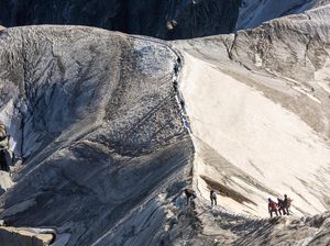 Jatuh ke Jurang Saat Mendaki Gunung, Pilot Prancis Tewas