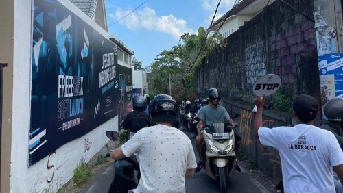 Pengumuman larangan mobil melalui Gang Batu Sari, Tibubeneng, Badung, Bali. Aparat Desa Tibubeneng melakukan rekayasa lalu lintas tersebut untuk mengurai kemacetan.