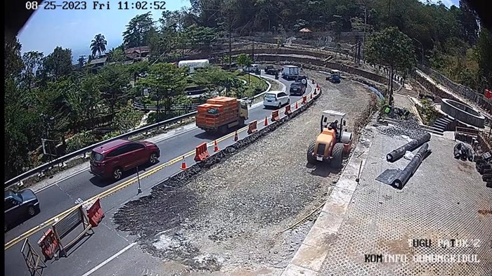 Perbaikan di tikungan Ngembes, Kapanewon Patuk, tepatnya perbatasan Kabupaten Gunungkidul-Bantul, Jumat (25/8/2023).