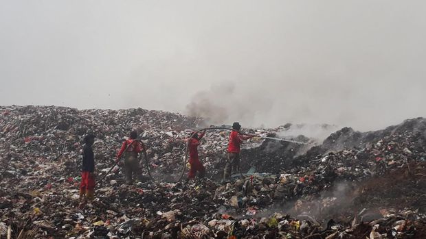 Petugas Menyisir Titik Api Kebakaran TPA Sarimukti. (Dok. DetikJabar/Whisnu Pradana)