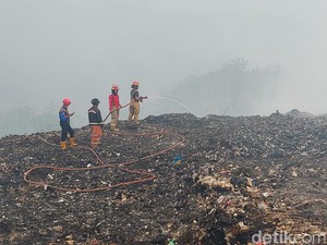 Api di TPA Sarimukti Dipadamkan Pakai Air Bercampur Cairan Kimia