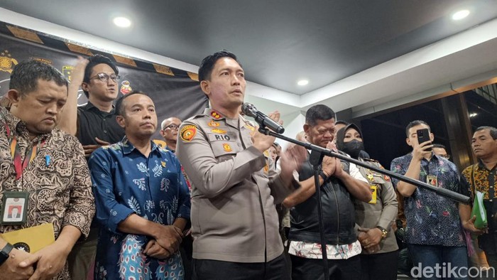 Polisi mengumumkan hasil tes DNA 2 bayi yang tertukar di Bogor. Hasilnya, kedua bayi itu dinyatakan tertukar dari orang tua kandungnya. Hal itu disampaikan AKBP Rio Wahyu Anggoro (Rizky AM/detikcom)