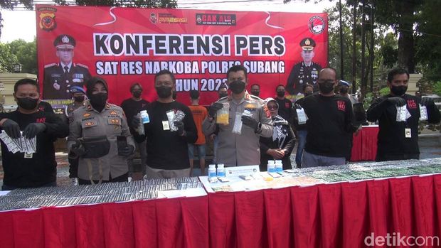 Polisi mengungkap kasus peredaran obat keras di Subang