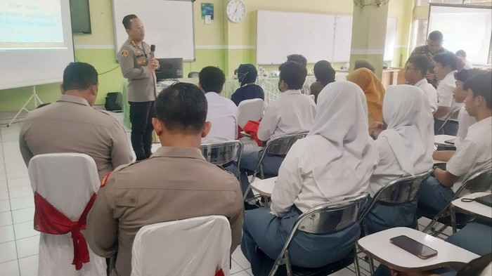 Polres Jaksel menyambangi sekolah menyampaikan imbauan soal bullying