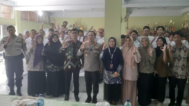 Polres Jaksel menyambangi sekolah menyampaikan imbauan soal bullying