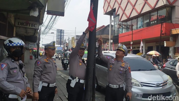 Polresta Bogor Kota menemukan 16 tiang dan kabel berbahaya lalu dipasangi bendera merah (M Sholihin/detikcom)