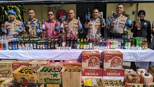 Polresta Mataram menunjukkan 1.003 botol miras di Polresta Mataram, Jumat (25/8/2023). Ribuan miras itu diamankan dari sejumlah warung, kafe, dan tempat hiburan lain di Kota Mataram.