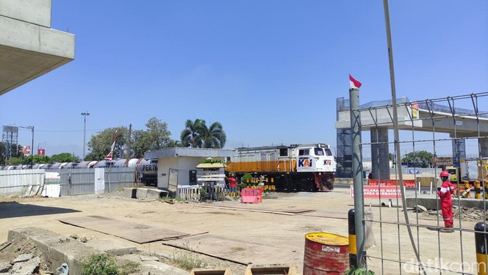 Posisi erection girder Flyover Aloha yang melintang hingga rel KA.