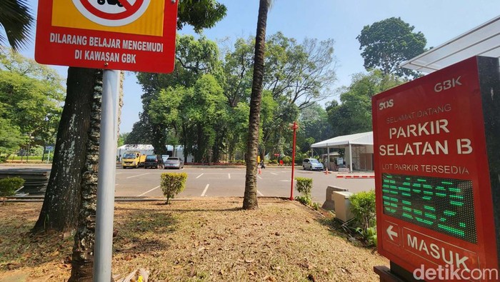 Kawasan Gelora Bung Karno (GBK), Senayan, Jakarta, bebas kendaraan bermotor mulai hari ini. Kebijakan ini akan berlaku hingga 3 September mendatang.
