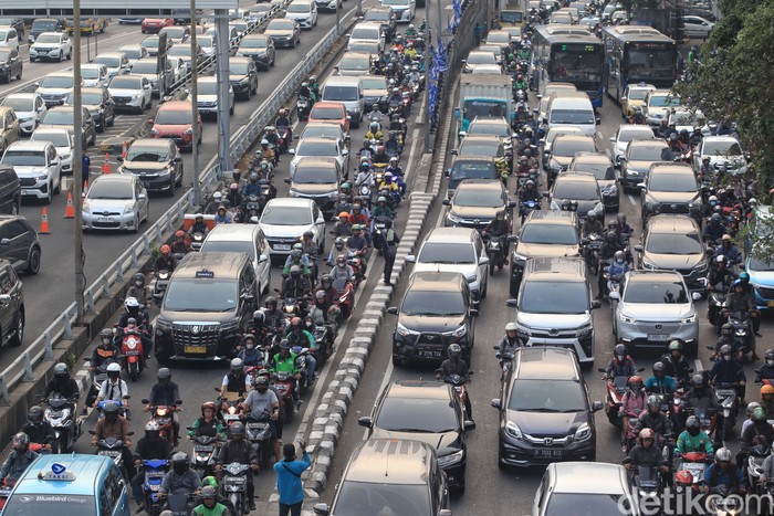Potret Macet Sore Ini, Biang Kerok yang Bikin Ibu Kota Bengek