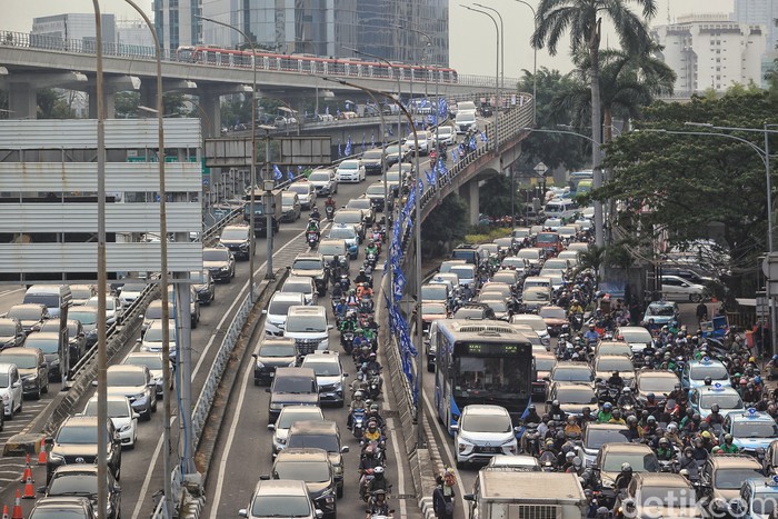 Potret Macet Sore Ini, Biang Kerok yang Bikin Ibu Kota Bengek
