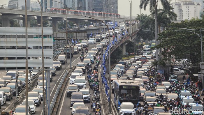 Potret Macet Sore Ini, Biang Kerok yang Bikin Ibu Kota Bengek