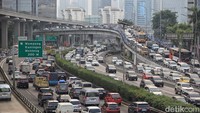 Tampaknya kebijakan itu belum berdampak besar pada permasalahan ini. Pantauan sejak diberlakukannya WFH ASN pada Senin (21/8/2023), kemacetan di Jakarta tidak berubah dan langit masih dipenuhi abu polusi. (Ari Saputra/detikcom)