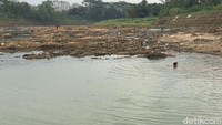Terpantau batuan cadas pada dasar Sungai Citanduy di sekitar Bendung Dobo kini sudah terlihat. Debit air yang kecil membuat sebagian aliran sungai menyusut. 