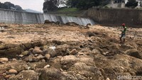  Warga Banjar Cahyadi menyebut Sungai Citanduy terlihat mulai menyusut beberapa hari lalu sejak musim kemarau. Semakin hari, dasar Sungai Citanduy terlihat karena kurangnya debit air.  