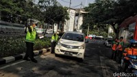 Kendaraan roda dua dan roda empat diuji emisi gas buangnya.  