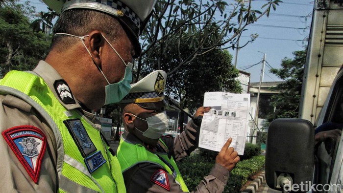 Uji coba tilang emisi digelar di Jalan Re Martadinata, Ancol, Jakarta Utara, Jumat (25/8/2023). Sejumlah kendaraan dilakukan uji emisi.