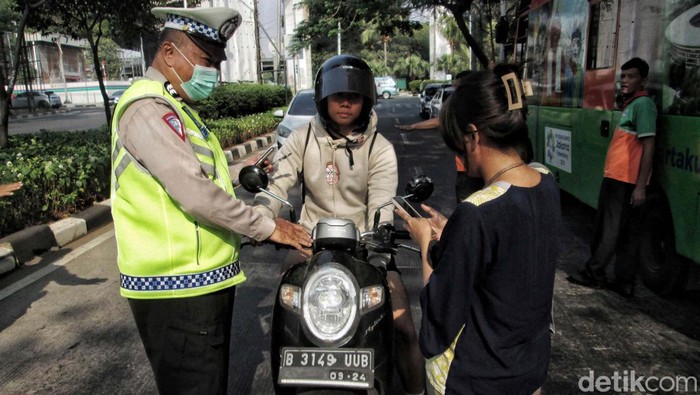 Uji coba tilang emisi digelar di Jalan Re Martadinata, Ancol, Jakarta Utara, Jumat (25/8/2023). Sejumlah kendaraan dilakukan uji emisi.