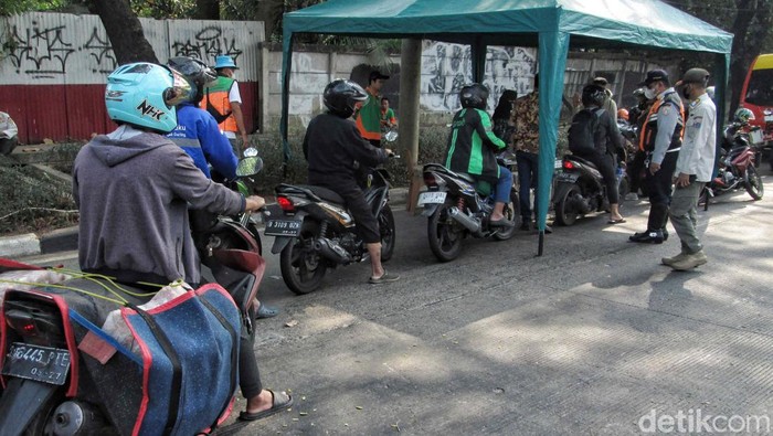 Uji coba tilang emisi digelar di Jalan Re Martadinata, Ancol, Jakarta Utara, Jumat (25/8/2023). Sejumlah kendaraan dilakukan uji emisi.