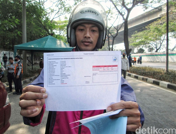 Uji coba tilang emisi digelar di Jalan Re Martadinata, Ancol, Jakarta Utara, Jumat (25/8/2023). Sejumlah kendaraan dilakukan uji emisi.