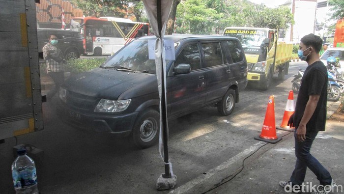 Potret Uji Coba Tilang Emisi di Jakarta Utara Uji coba tilang emisi digelar di Jalan Re Martadinata, Ancol, Jakarta Utara, Jumat (25/8/2023). Sejumlah kendaraan dilakukan uji emisi.