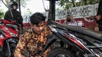 Petugas melakukan uji coba tilang emisi di Jalan Re Martadinata, Ancol, Jakarta Utara, Jumat (25/8/2023).  