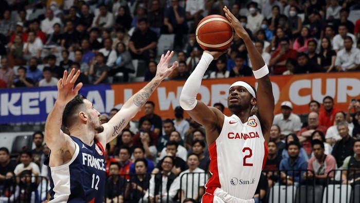 Basketball - FIBA World Cup 2023 - First Round - Group H - Canada v France - Indonesia Arena, Jakarta, Indonesia - August 25, 2023 Canadas Shai Gilgeous-Alexander in action with Frances Nando De Colo REUTERS/Willy Kurniawan