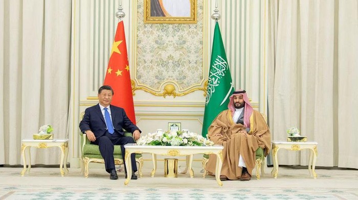 Saudi Crown Prince Mohammed Bin Salman meets with Chinese President Xi Jinping in Riyadh, Saudi Arabia December 8, 2022. Bandar Algaloud/Courtesy of Saudi Royal Court/Handout via REUTERS/File Photo Acquire Licensing Rights