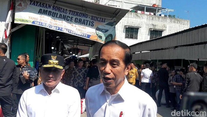 Presiden Jokowi didampingi Gubsu Edy saat memberikan keterangan usai meninjau Pasar Brahrang Binjai. (Nizar Aldi/detikSumut)