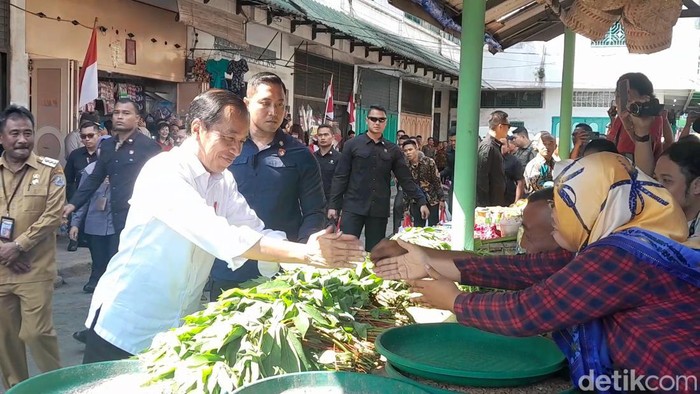 Presiden Jokowi menyapa warga di Pasar Brahrang, Binjai, Sumatera Utara (Nizar Aldi/detikSumut)